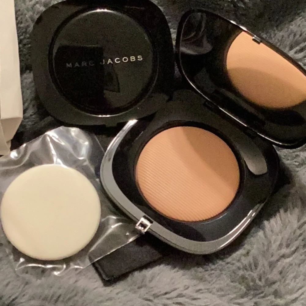 Marc Jacobs (400) Golden Fawn Perfection Powder - Picture 4 of 5